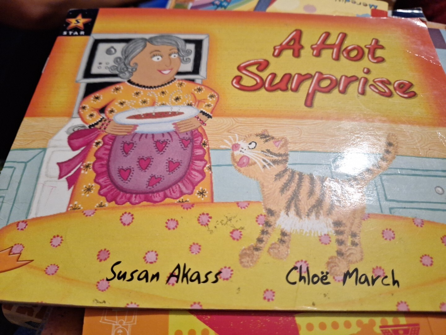 Rigby Star Guided 2 Orange Level, A Hot Surprise Pupil Book (single) by Susan…