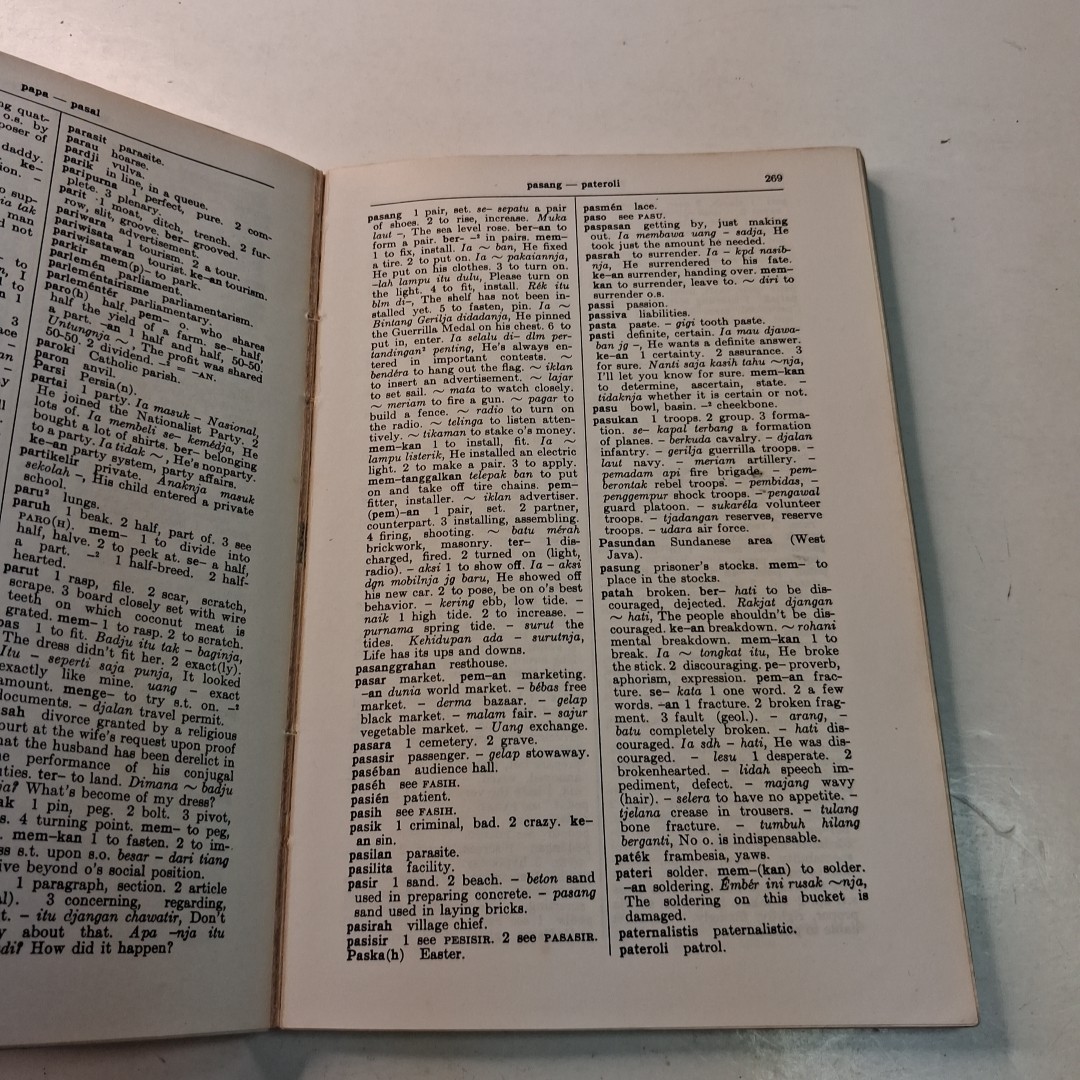 An Indonesian-English Dictionary by John M. Echols & Hassan Shadily TPB 1985