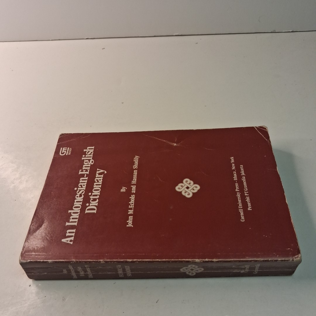 An Indonesian-English Dictionary by John M. Echols & Hassan Shadily TPB 1985