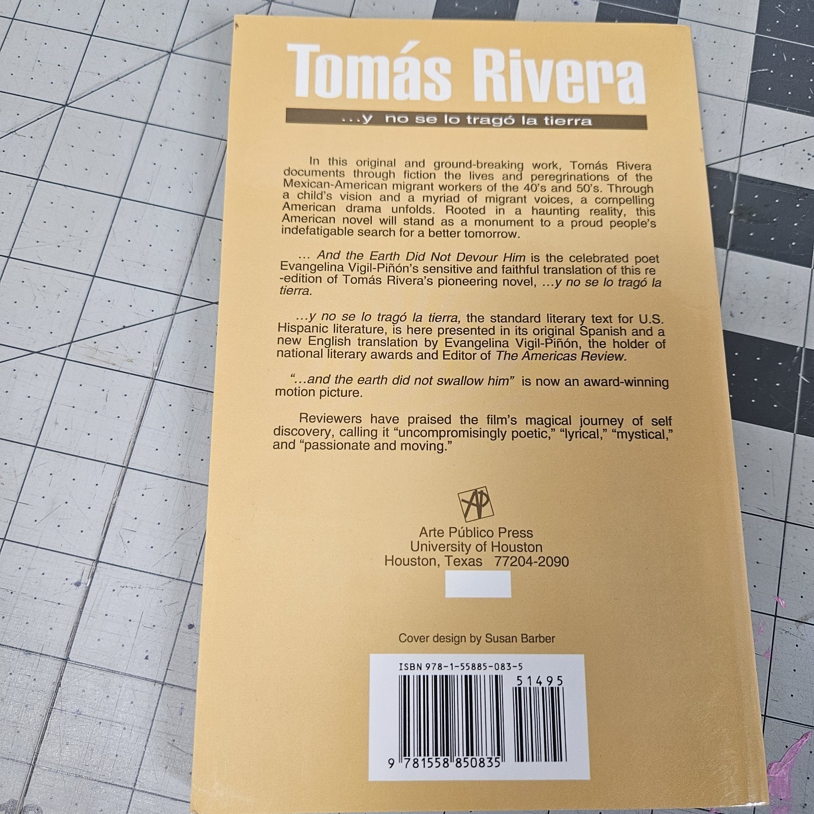 Y No Se lo Trago la Tierra by Tomás Rivera (Trade Paperback)