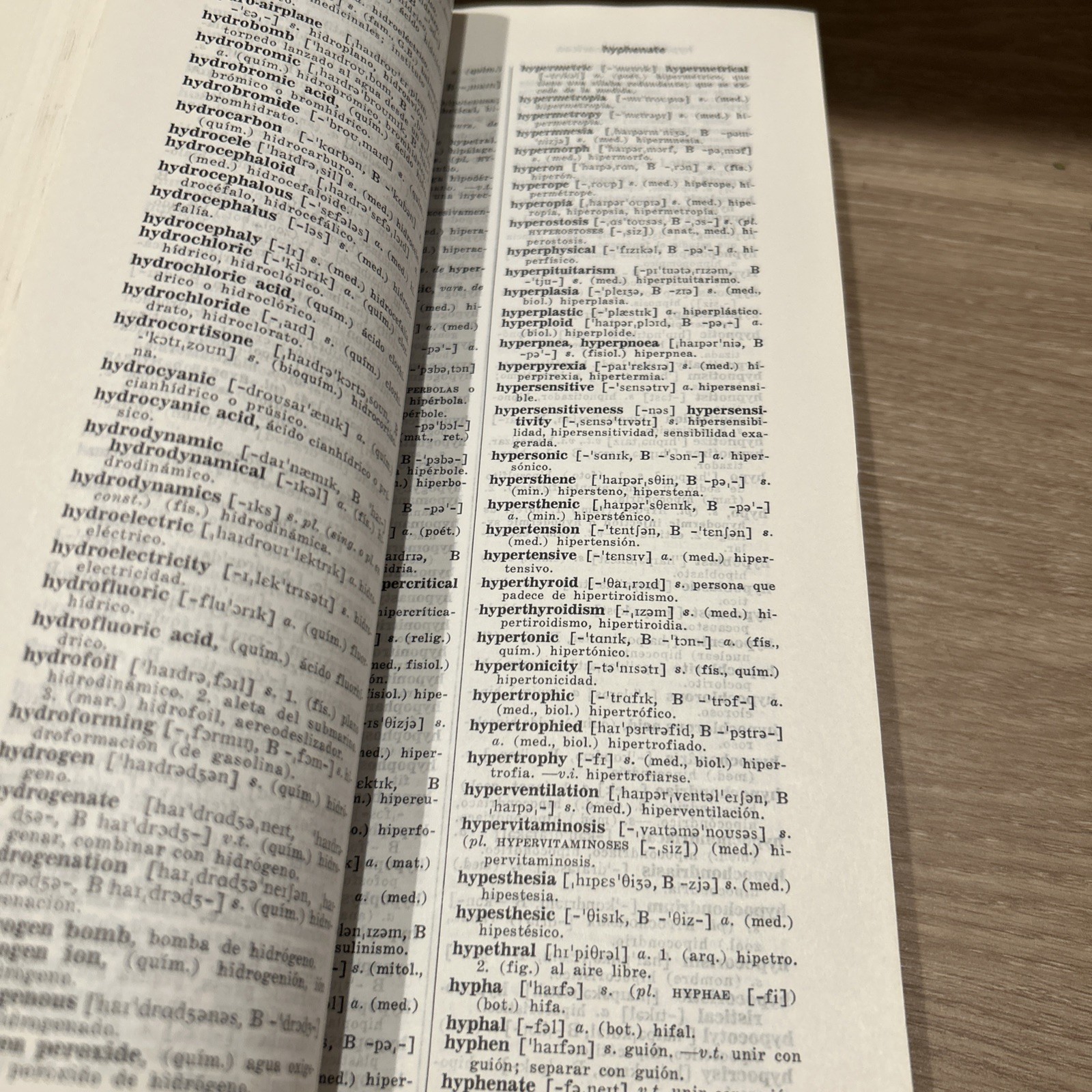SIMON AND SCHUSTER’S INTERNATIONAL DICTIONARY ENGLISH/SPANISH… AA.VV. SIMON.