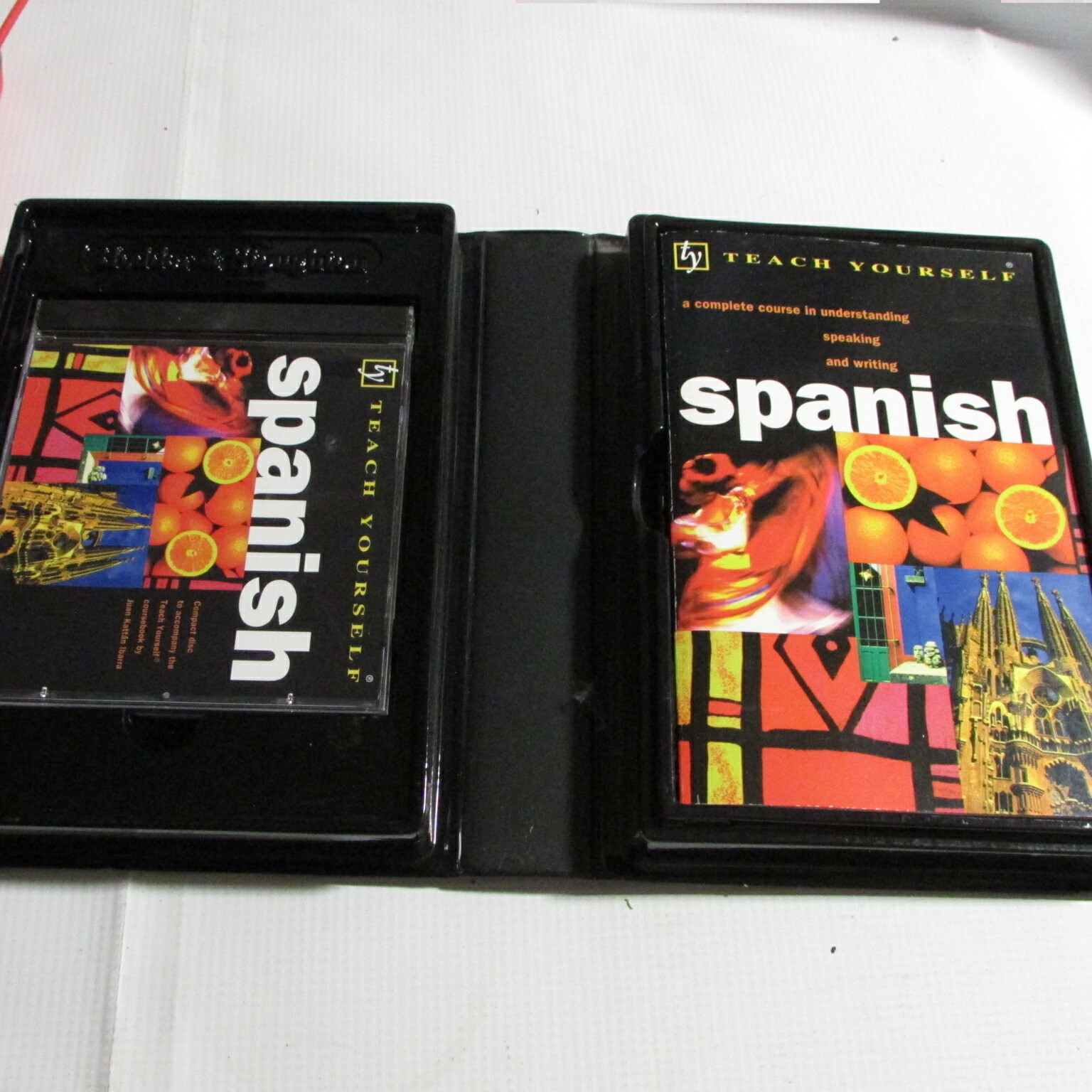 **LOOK** Superb Condition Boxed TEACH YOURSELF SPANISH CD & Book Set FREE P+P