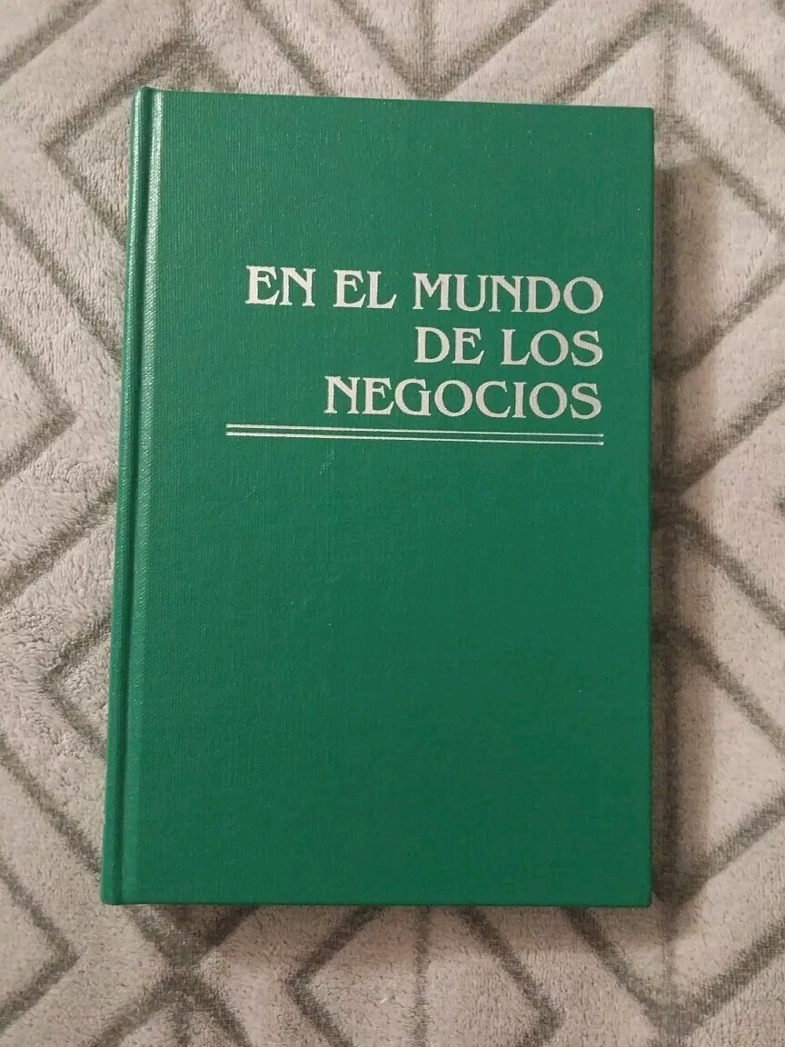 En El Mundo De Los Negocios – Hardcover – by Alejandra Tcachuk – Used.
