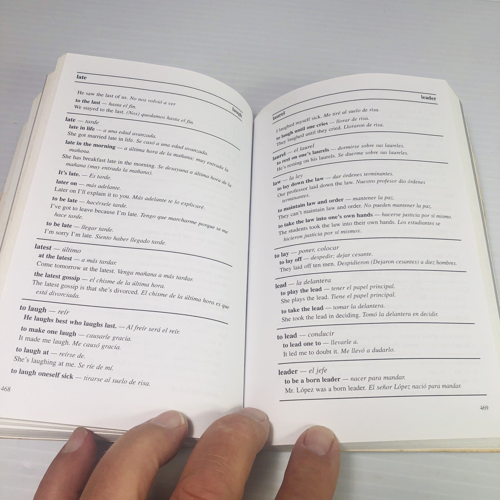 2 lot Spanish/English books 2001 Spanish & English Idioms and 201 Spanish Verbs