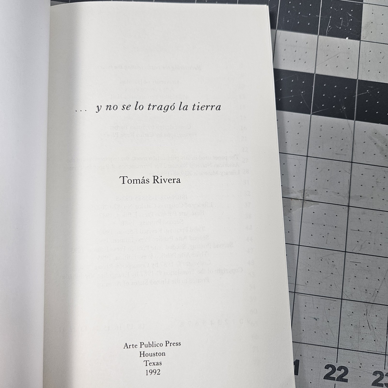 Y No Se lo Trago la Tierra by Tomás Rivera (Trade Paperback)