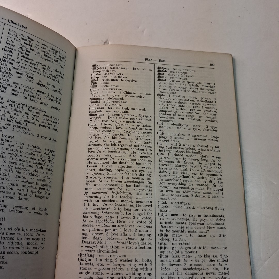 An Indonesian-English Dictionary by John M. Echols & Hassan Shadily TPB 1985