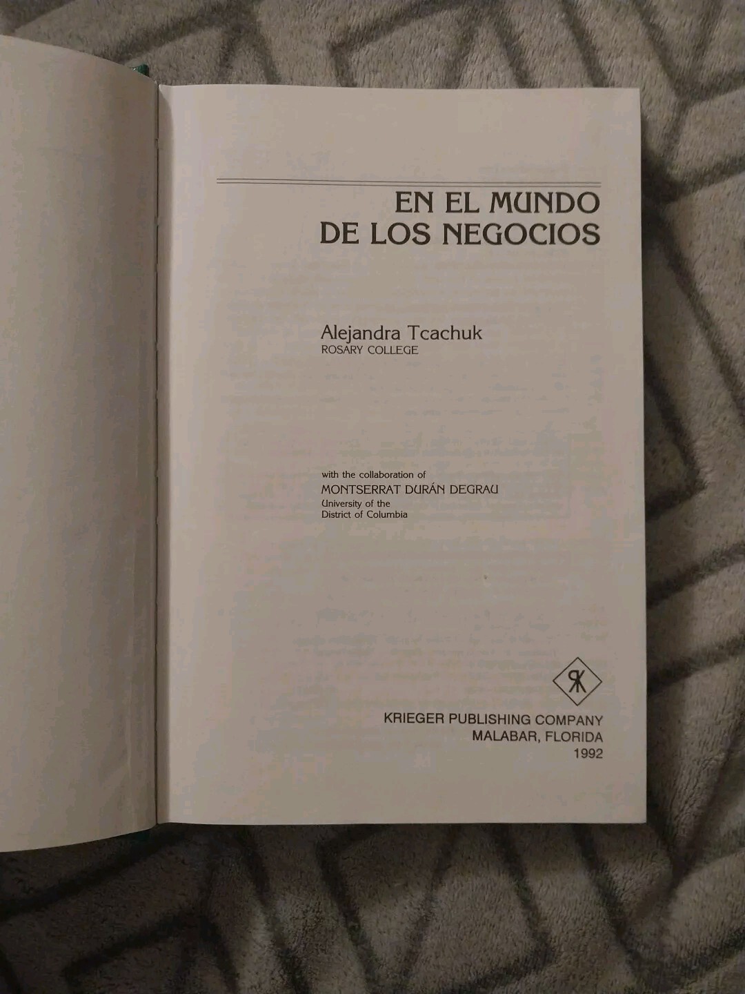 En El Mundo De Los Negocios – Hardcover – by Alejandra Tcachuk – Used.