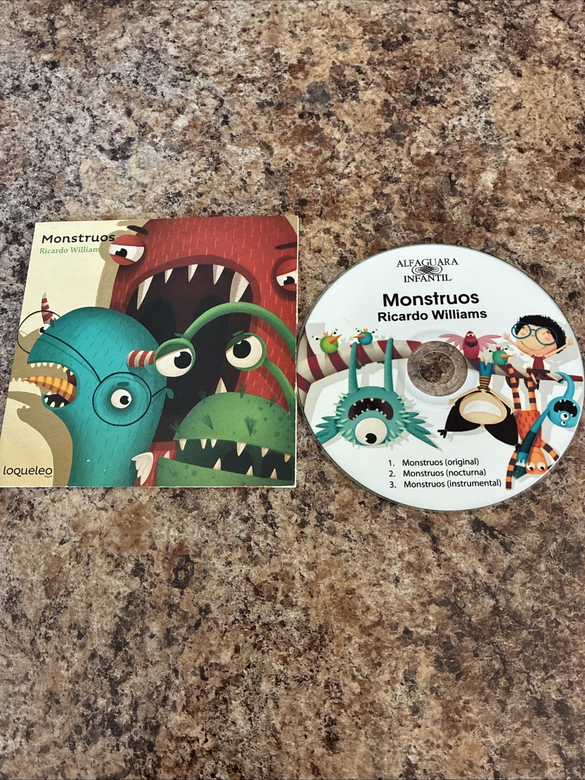 SPANISH Childrens Book With Audio CD -MONSTRUOS