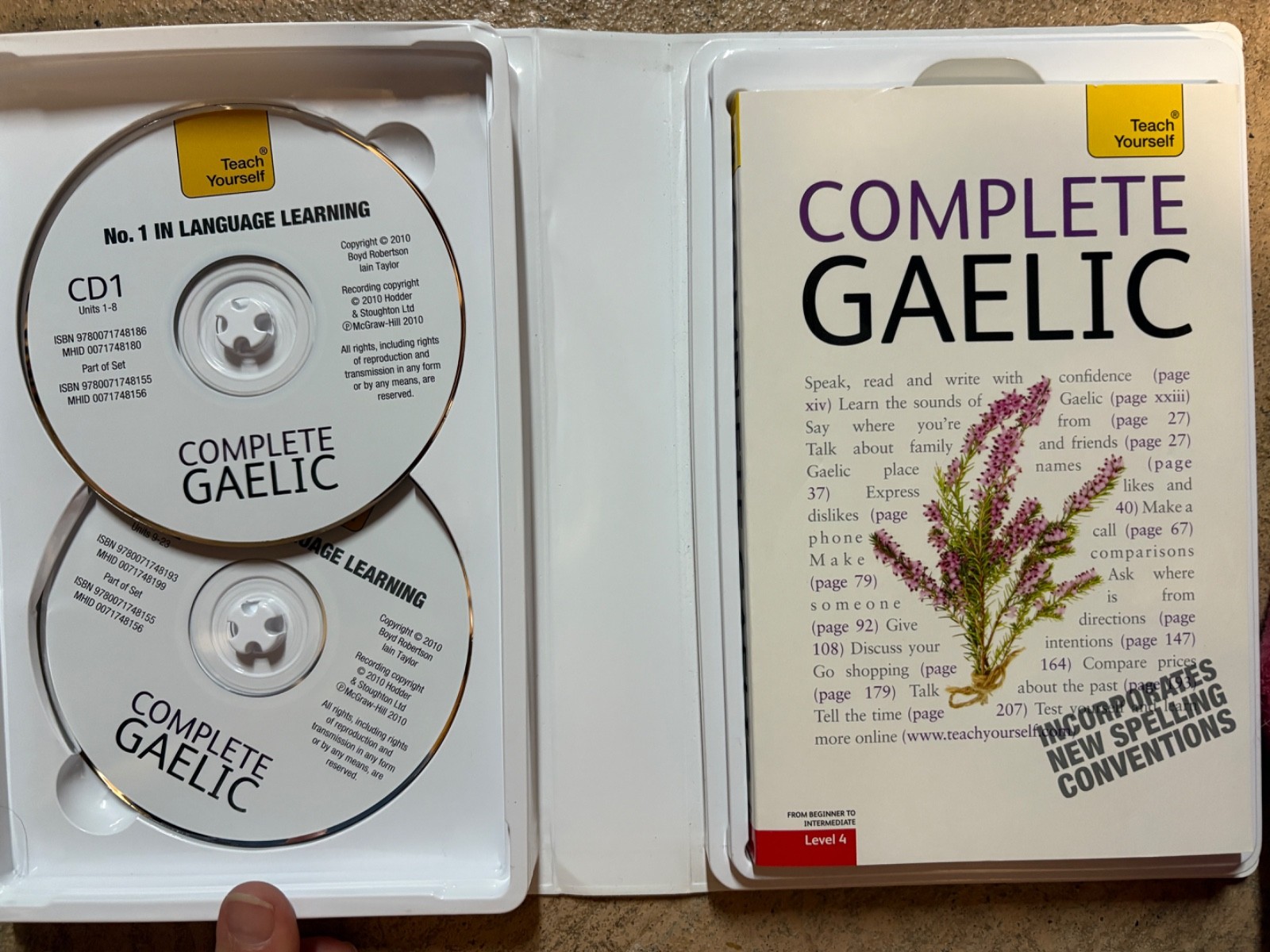 Complete Gaelic with Two Audio CDs: A Teach Yourself Guide 2010