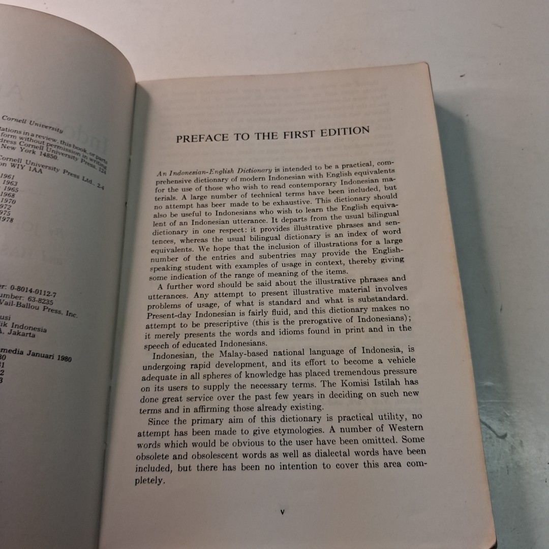 An Indonesian-English Dictionary by John M. Echols & Hassan Shadily TPB 1985
