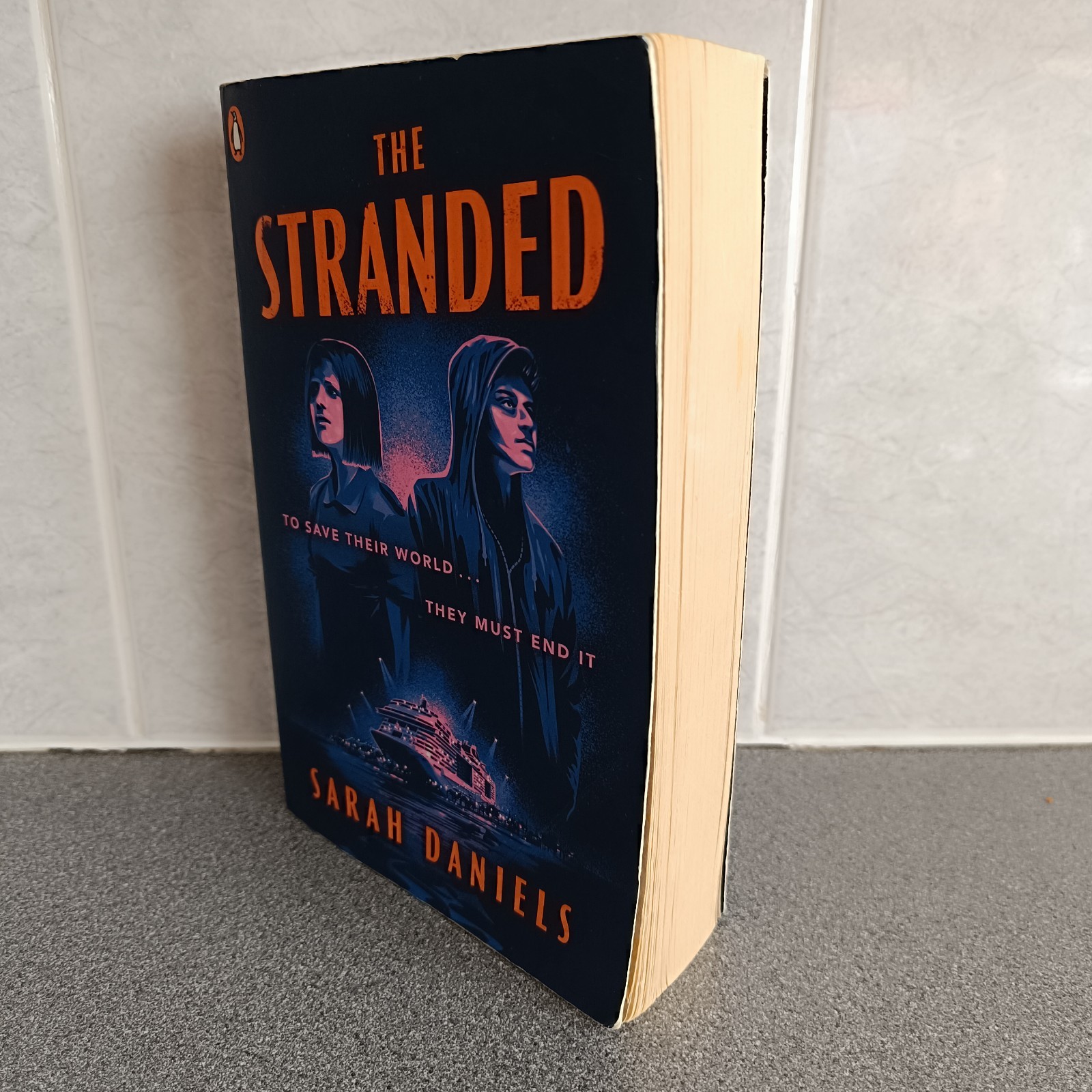 Pre-loved The Stranded by Sarah Daniels (Paperback Book)