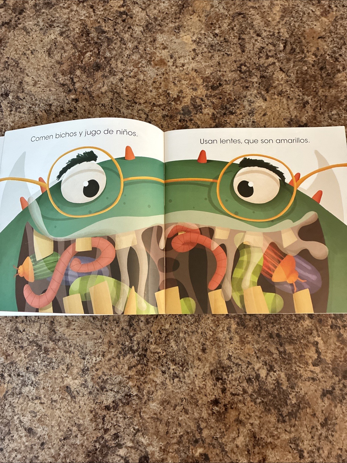 SPANISH Childrens Book With Audio CD -MONSTRUOS